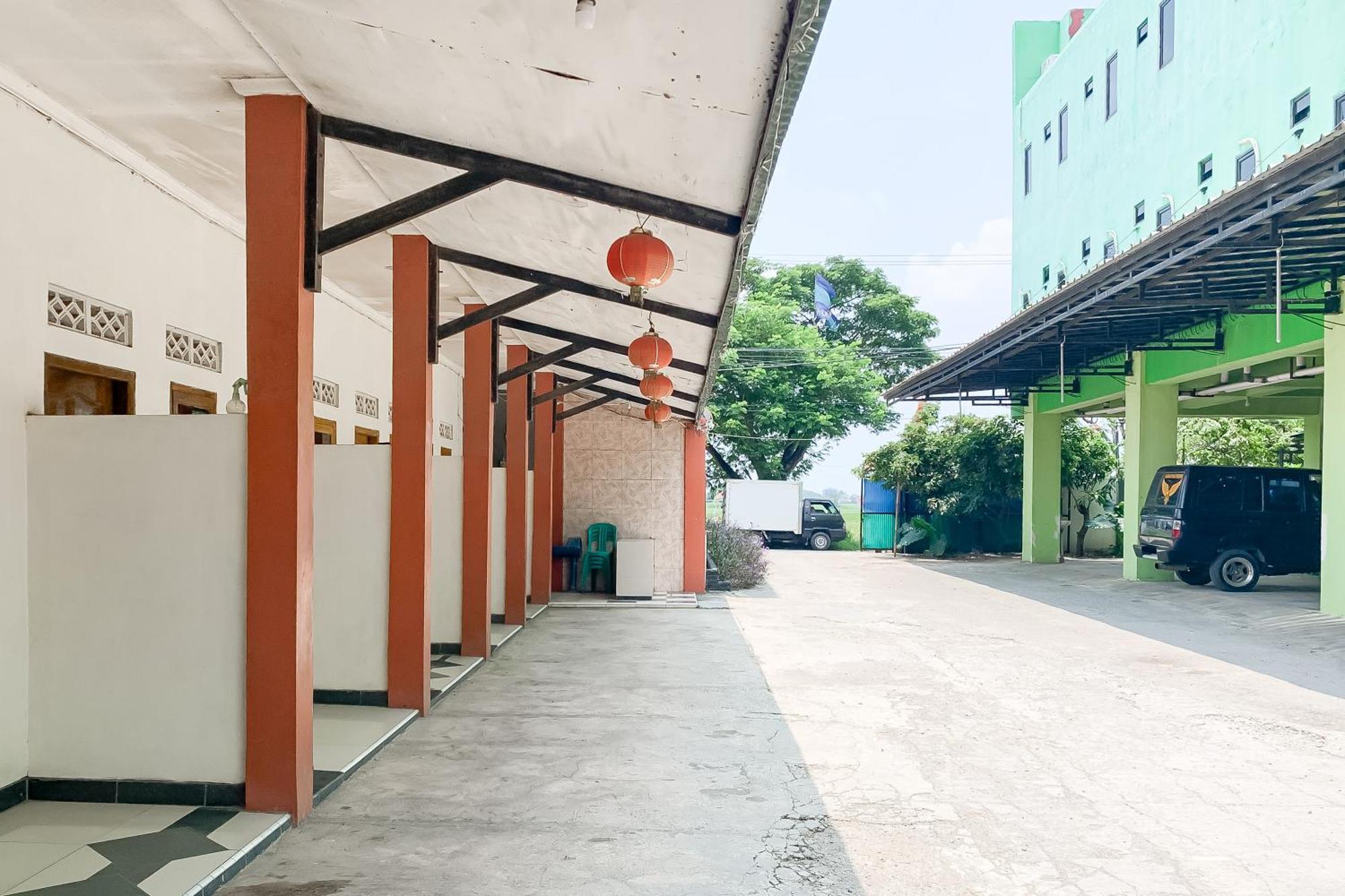 Penginapan Losmen Ayu Pamanukan Redpartner Pamanukan Hilir Exterior foto